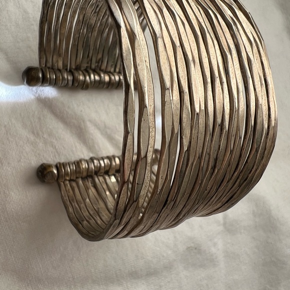 Vintage hammered band cuff bracelet - Picture 10 of 12